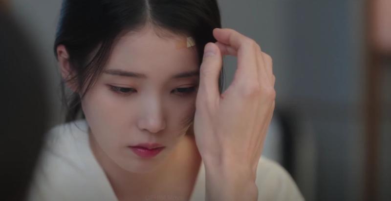 Perfect Crown tập 5: Byeon Woo Seok và IU vừa yêu vừa làm tổn thương nhau, cảnh cuối xem mà ấm lòng- Ảnh 4.