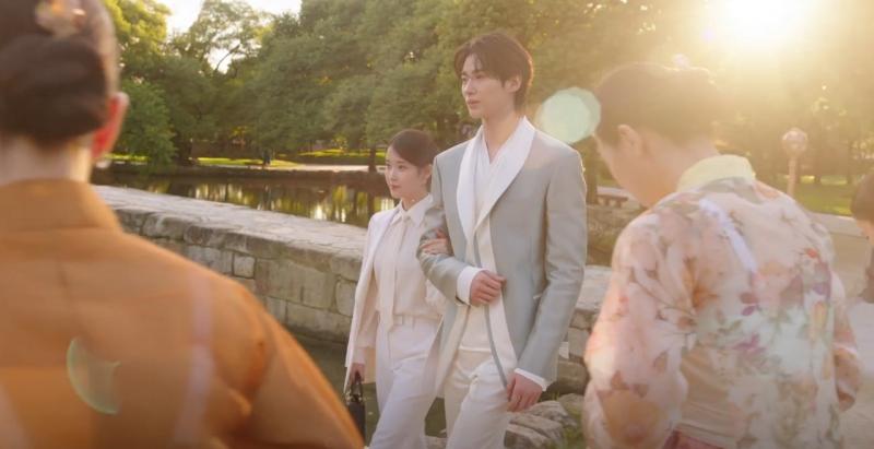 Perfect Crown tập 5: Byeon Woo Seok và IU vừa yêu vừa làm tổn thương nhau, cảnh cuối xem mà ấm lòng- Ảnh 8.
