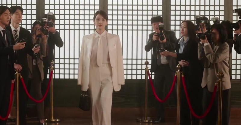 Perfect Crown tập 5: Byeon Woo Seok và IU vừa yêu vừa làm tổn thương nhau, cảnh cuối xem mà ấm lòng- Ảnh 7.