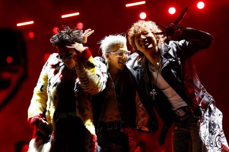 GD và TAEYANG: "Tôi nhảy hộ bạn còn bạn gánh quần áo giúp tôi nhé"- Ảnh 1.
