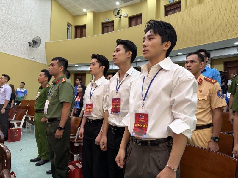 Ca sĩ Ngô Kiến Huy tham gia câu lạc bộ tại Công an TPHCM- Ảnh 2.