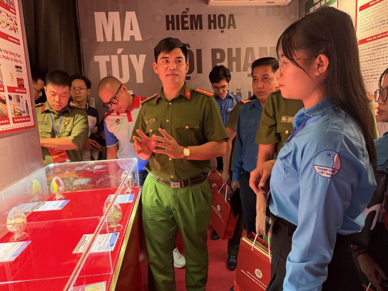 Ca sĩ Ngô Kiến Huy tham gia câu lạc bộ tại Công an TPHCM- Ảnh 6.