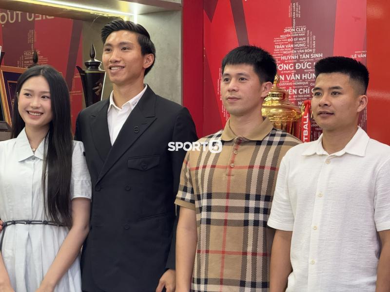 Văn Hậu lái Porsche đưa Doãn Hải My cùng đi gia hạn hợp đồng với CLB CAHN, nàng WAG qua "cam thường" vẫn xinh - Ảnh 8.