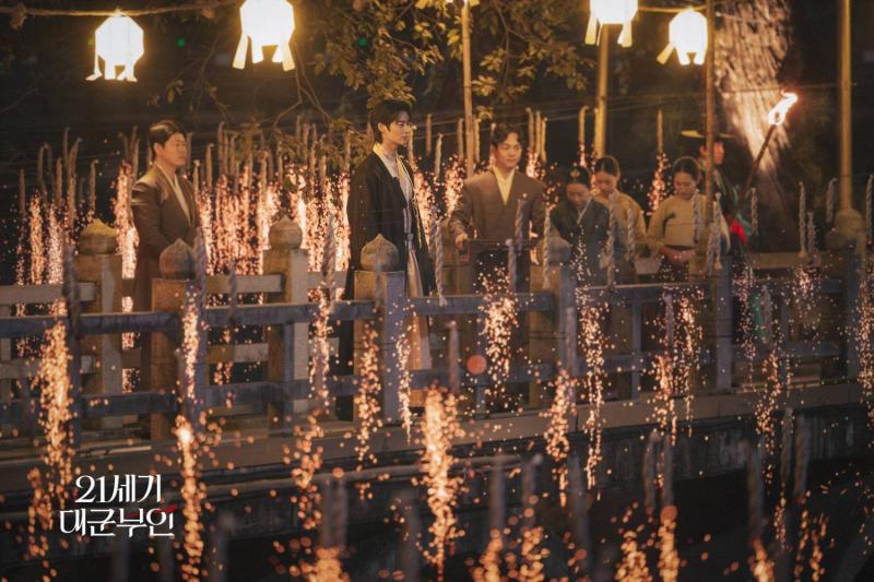 Perfect Crown: Motif cũ nhưng vẫn bánh cuốn, IU chứng minh đẳng cấp vai gì cũng cân đẹp- Ảnh 4.