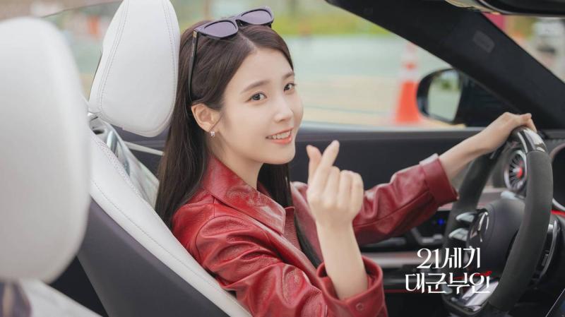 Perfect Crown: Motif cũ nhưng vẫn bánh cuốn, IU chứng minh đẳng cấp vai gì cũng cân đẹp- Ảnh 2.