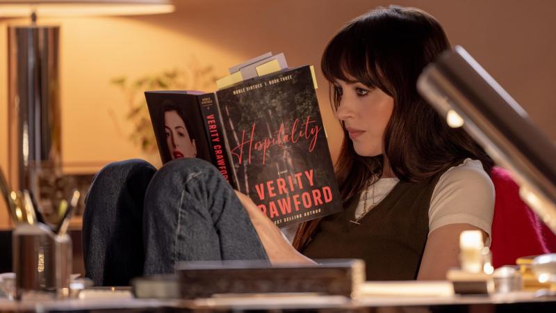 Mở mắt đúng cách là thấy Anne Hathaway hôn Dakota Johnson, đóng chung phim 18+ thì ai làm lại 2 chị?- Ảnh 2.