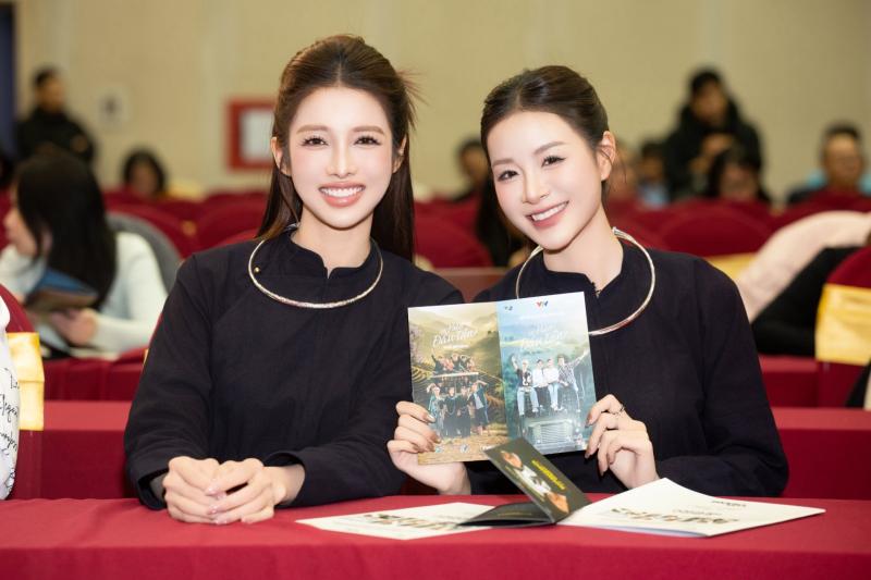 Cận cảnh nhan sắc mỹ nhân dân tộc Tày đang làm náo loạn cõi mạng, đến Hoa hậu đứng cạnh cũng chỉ làm nền- Ảnh 4.