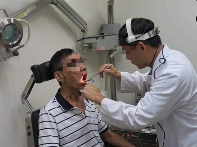 Người đàn ông phát hiện mắc 4 loại ung thư cùng lúc khi khám đau họng, bác sĩ thở dài: "Bỏ ngay 3 việc dù thích mấy" - Ảnh 1.