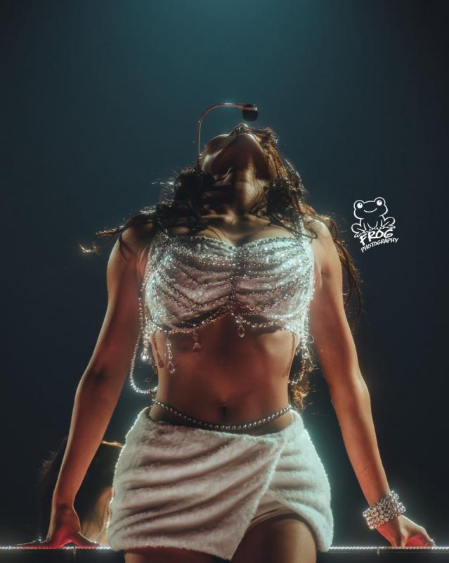 Showbiz có mỹ nhân đẹp như hiện thân của nữ thần Hy Lạp: Body tượng tạc, nhìn cơ bụng là đủ phát sốt- Ảnh 1.