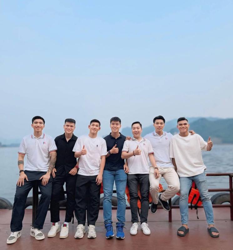 Doãn Hải My xinh đẹp cùng Văn Hậu tụ tập bạn bè, từng bị nói "kèm chặt" chồng, đáp trả thẳng thắn- Ảnh 2.