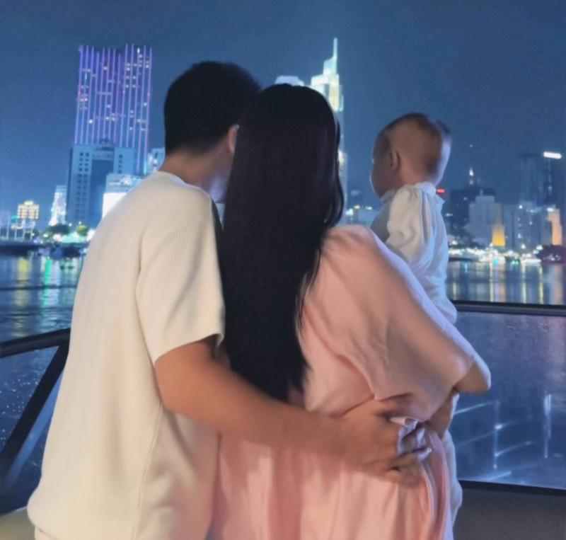 Tiểu thư Việt được giấu kín bưng: Mẹ là hot girl Hà thành, bố là con trai tỷ phú, họ hàng toàn nhân vật đình đám- Ảnh 3.
