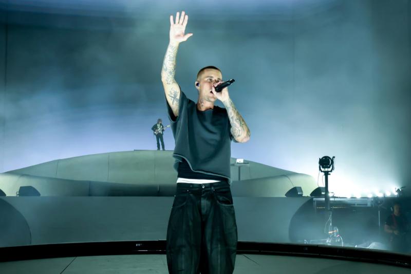Justin Bieber bị “đụng chạm” nhạy cảm ngay trên sân khấu Coachella- Ảnh 5.