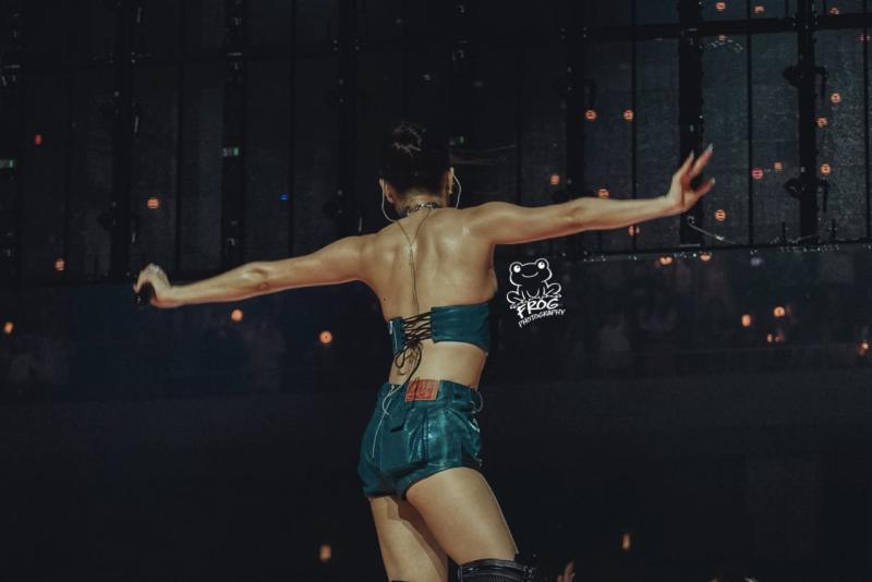 Showbiz có mỹ nhân đẹp như hiện thân của nữ thần Hy Lạp: Body tượng tạc, nhìn cơ bụng là đủ phát sốt- Ảnh 2.