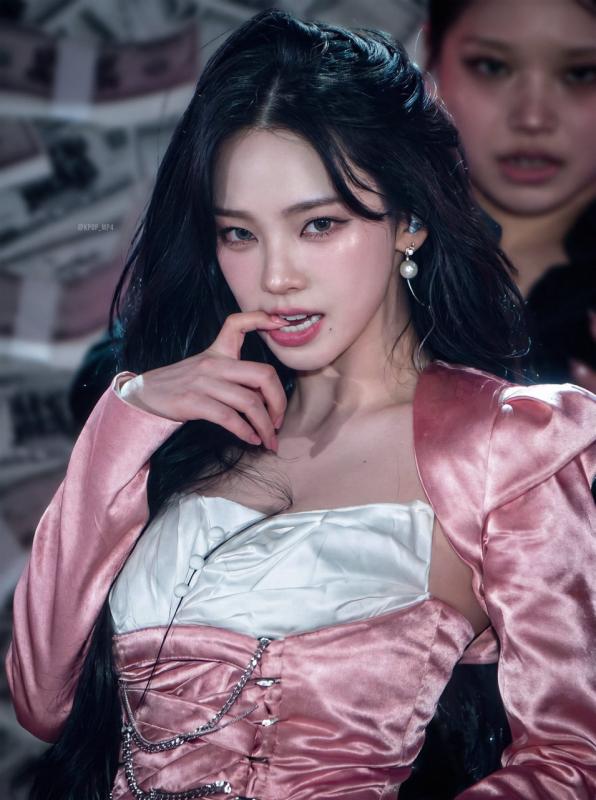 Cả triệu người sững sờ trước nhan sắc đẳng cấp của mỹ nhân đẹp hơn trí tuệ nhân tạo, visual cỡ này bảo sao cứ mãi hot!- Ảnh 2.