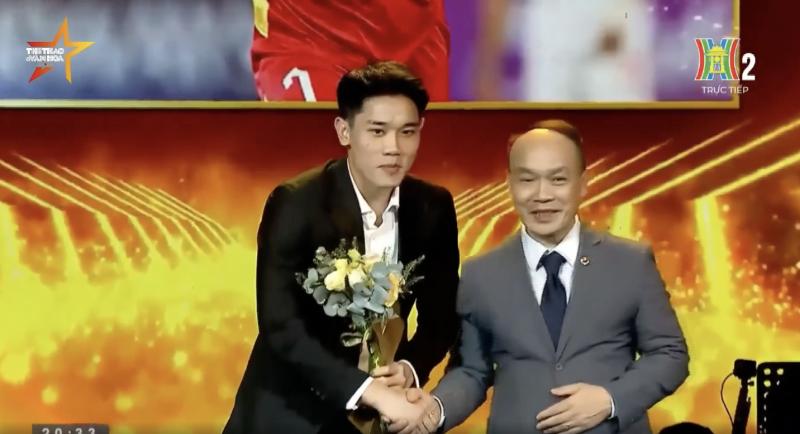 Đình Bắc diện vest bảnh bao nhận Gương mặt trẻ Thể thao của năm tại giải Cống hiến- Ảnh 1.