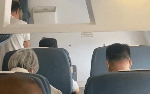 Đu idol quốc nội quá dễ: Karik và Only C đành chịu thua trước cách chào hỏi "độc lạ" của fan!- Ảnh 1.