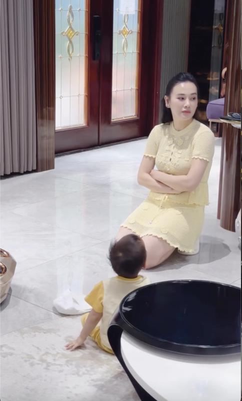 Phương Oanh hiện tại: Sống trong biệt thự, một mình đối diện với những "cơn bão" của 2 con- Ảnh 2.