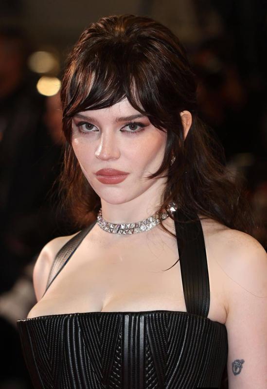 Nhìn mỹ nhân này ở thảm đỏ Cannes mới hiểu sexy tột độ là gì: Mặt đẹp dáng bốc, ngắm không thể dời mắt- Ảnh 2.