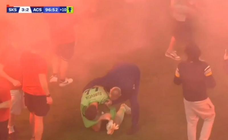Kinh hoàng cảnh hỗn loạn trận derby: Hàng trăm CĐV lao xuống sân ném pháo sáng mù mịt, một thủ môn bị tấn công - Ảnh 4.