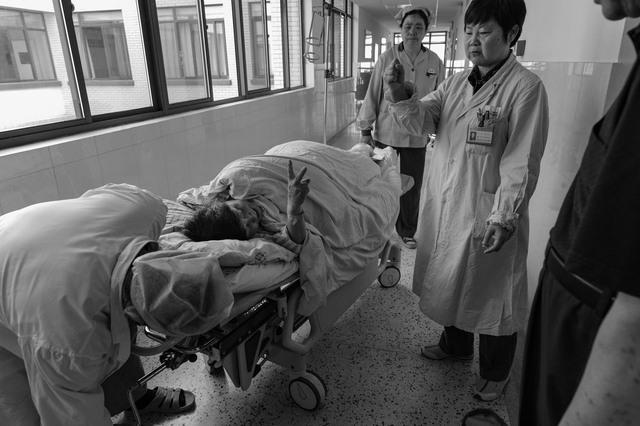 Sau nỗi đau mất con, người mẹ làm IVF sinh đôi ở tuổi 60 và hành trình 15 năm ghi lại qua 20.000 tấm ảnh khiến nhiều người xúc động- Ảnh 3.