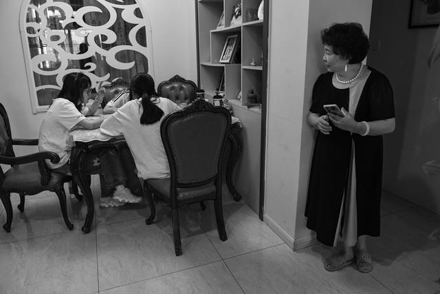 Sau nỗi đau mất con, người mẹ làm IVF sinh đôi ở tuổi 60 và hành trình 15 năm ghi lại qua 20.000 tấm ảnh khiến nhiều người xúc động- Ảnh 28.