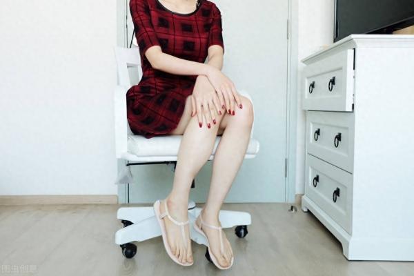 Tại sao phụ nữ không thể ngồi tách hai chân, nhưng đàn ông thì có thể? Câu trả lời không chỉ là chuyện lịch sự - Ảnh 1.