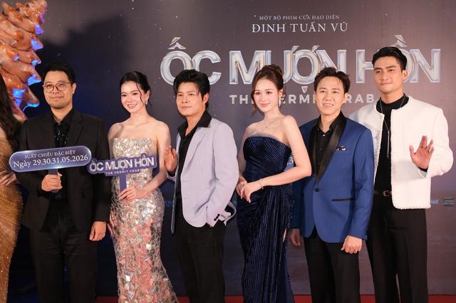 Bắt trọn khoảnh khắc "tình bể bình" của một cặp đôi đình đám Vbiz trên thảm đỏ, nhìn từ sau đã thấy visual cực phẩm- Ảnh 1.