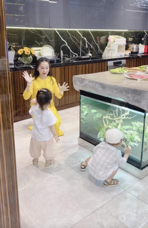 Phương Oanh hiện tại: Sống trong biệt thự, một mình đối diện với những "cơn bão" của 2 con- Ảnh 3.