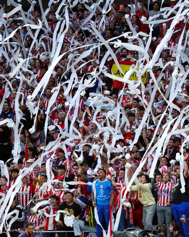 Trận Atletico Madrid - Arsenal tràn ngập giấy vệ sinh - Ảnh 2.