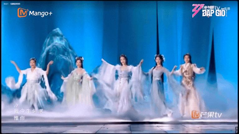 Không ai tranh được ngôi vị của mỹ nhân hát dở nhất showbiz- Ảnh 2.