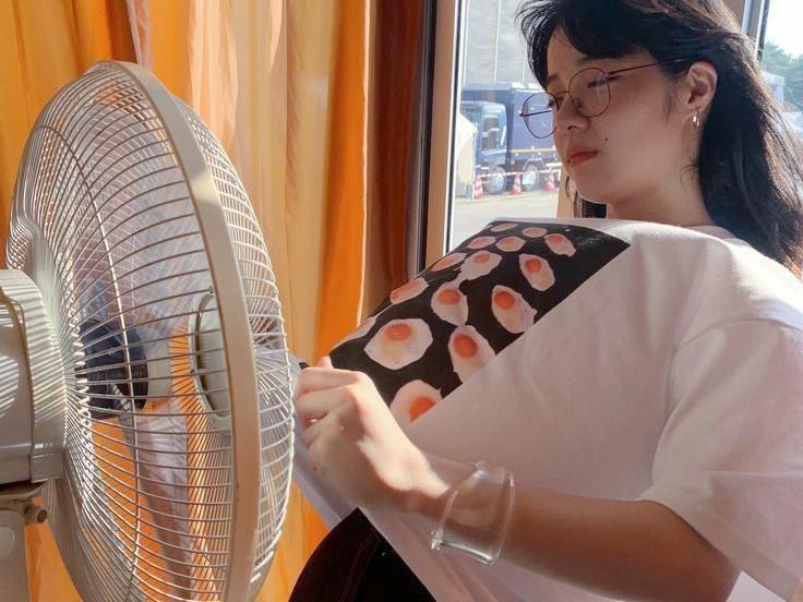 4 mẹo dùng quạt điện mùa hè vừa mát vừa tốt cho sức khỏe, tiết kiệm điện - Ảnh 1.