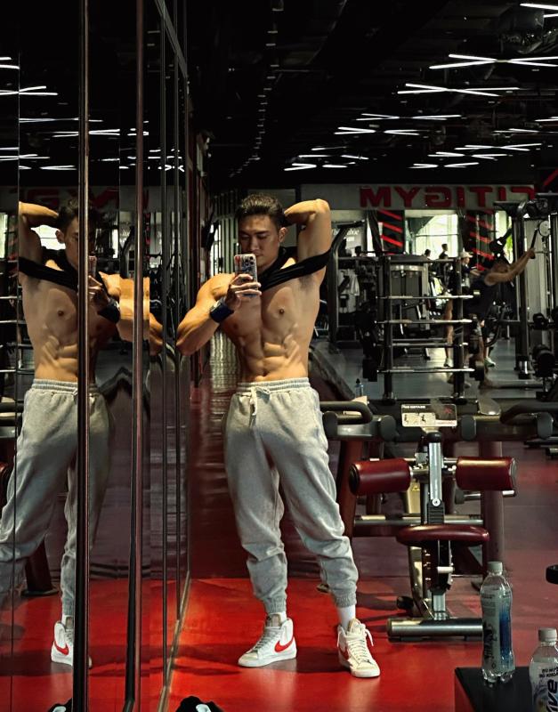 Showbiz Việt có "trai đểu" không ai ghét nổi, body 6 múi đẹp như tranh vẽ nhưng đời tư kín bưng đến lạ- Ảnh 9.