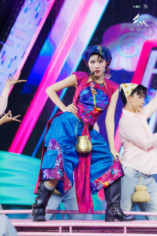 Ở đâu ra mỹ nhân Việt giống Song Hye Kyo quá vậy, từ kiểu tóc cho đến góc nghiêng chẳng khác gì chị em sinh đôi- Ảnh 8.