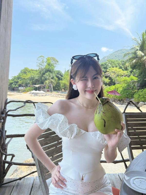 HIEUTHUHAI cởi áo khoe lưng trần giữa biển, bạn gái liền có phản ứng- Ảnh 7.