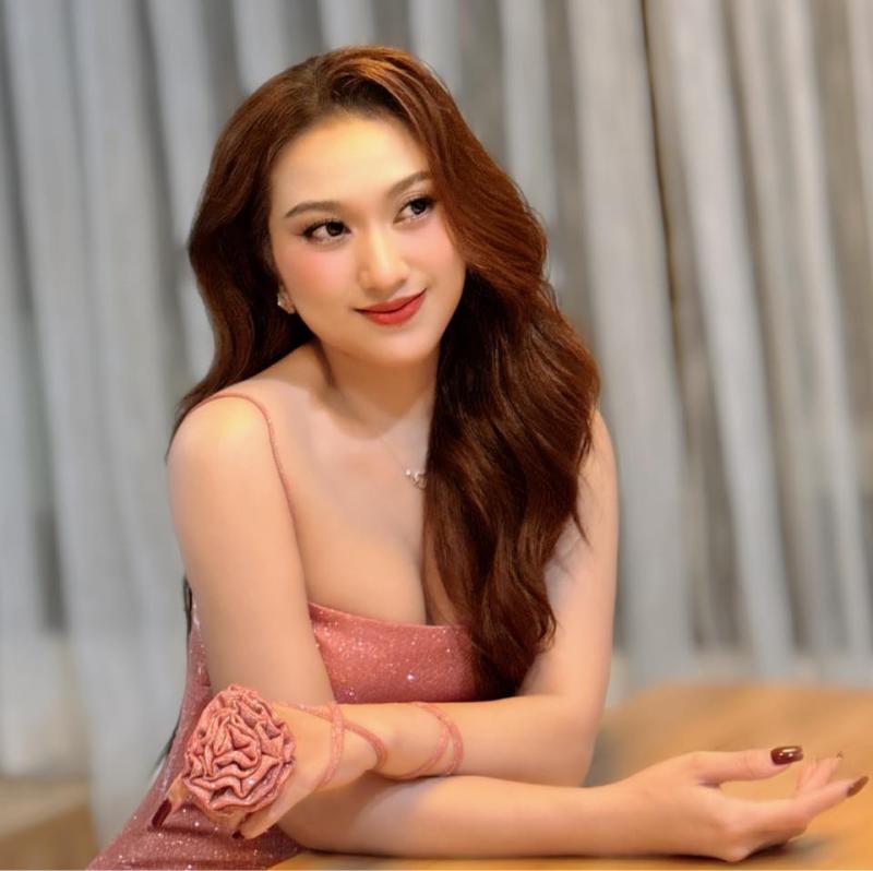 Nữ ca sĩ hủy cưới trước 1 tuần: Nhiều đại gia ngàn tỷ vây quanh, rời showbiz, 35 tuổi thành đạt- Ảnh 1.