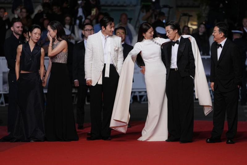 Chiếu nửa đêm mà phim Hàn vẫn làm Cannes dậy sóng: Hay cỡ nào mà vỗ tay 7 phút, nữ chính sang quá đi mất- Ảnh 2.