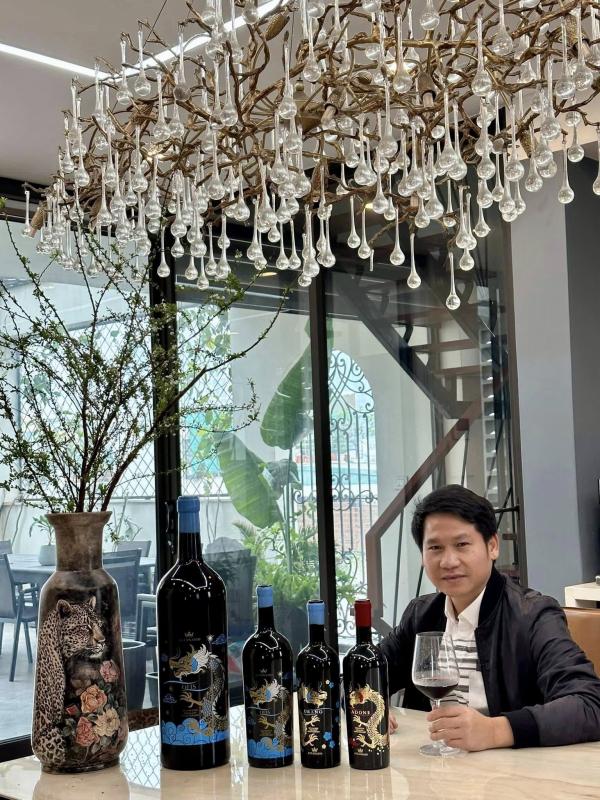 "Ông hoàng nhạc đỏ" cưới vợ vừa đẹp vừa giỏi, vui thú điền viên trong biệt thự 4000m2 ở Hà Nội- Ảnh 3.