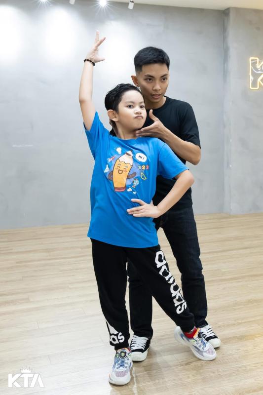 Khánh Thi - Phan Hiển "nở mày nở mặt" vì cậu quý tử: Visual đẹp gấp 10 lần bố, khéo giống mẹ, 2 lần vô địch thế giới, có cả "rổ huy chương" - Ảnh 3.