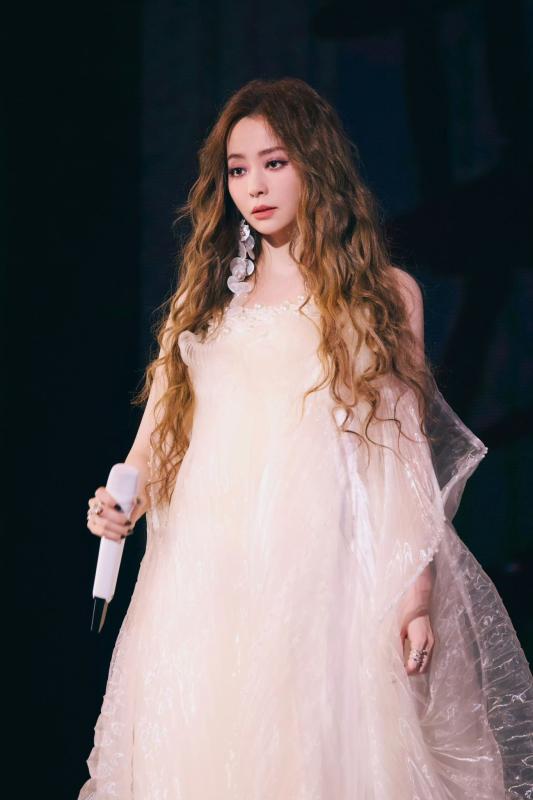 Showbiz có mỹ nhân là "thiên thần biết hát": 2 lần bị tố "tiểm tam", có CEO lập công ty chục tỷ đô mời về hát  - Ảnh 10.