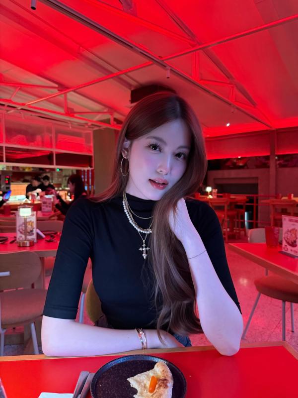 Đây là cô gái mà HIEUTHUHAI mê như điếu đổ- Ảnh 7.
