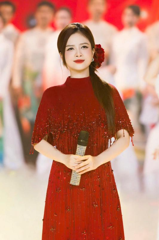 Việt Nam có mỹ nhân 2 lần đỗ Thủ khoa, làm giảng viên thanh nhạc mà vẫn đắt show bậc nhất - Ảnh 3.