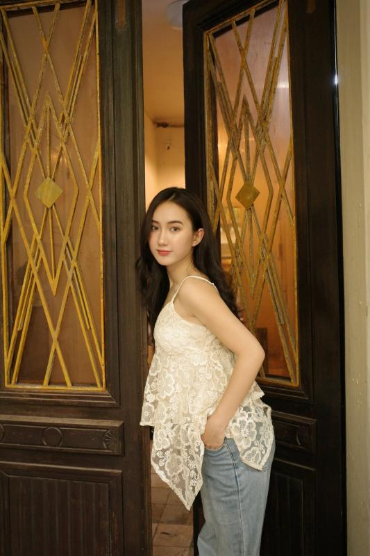 Ở Việt Nam có 1 mỹ nhân vừa xuất hiện đã nhận bão “gạch đá” nhưng nói về đẹp thì không ai chê nổi- Ảnh 4.