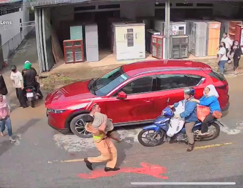 Bé trai bị điện giật tại lễ hội té nước ở Lai Châu, một chiến sĩ CSGT lao vào dòng người gây xúc động- Ảnh 1.