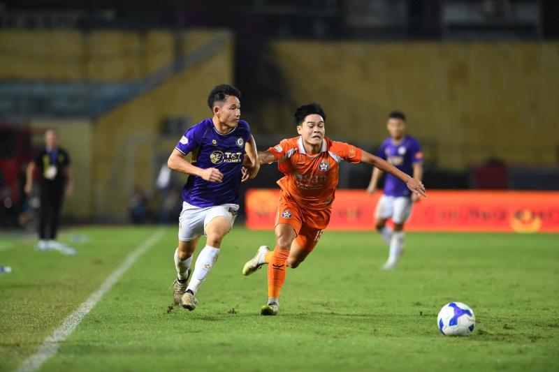 10 cầu thủ bị treo giò, 3 CLB bị phạt tiền, 1 HLV bị cấm chỉ đạo tại V.League  - Ảnh 1.