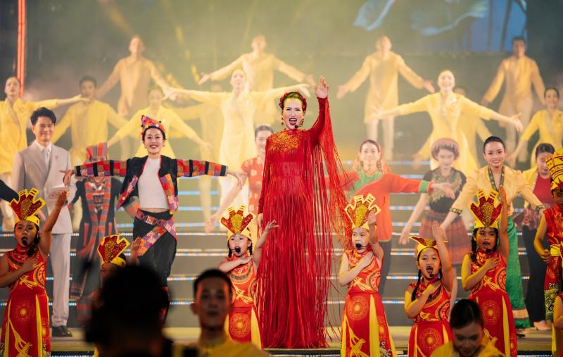 Việt Nam có mẹ 2 con chạy show từ Nam ra Bắc mất ăn mất ngủ, chương trình quốc gia nào cũng có mặt- Ảnh 2.