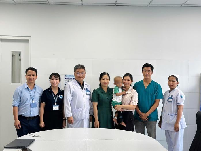 Bé trai 2 tuổi bị mẹ và người tình bạo hành được xuất viện- Ảnh 1.