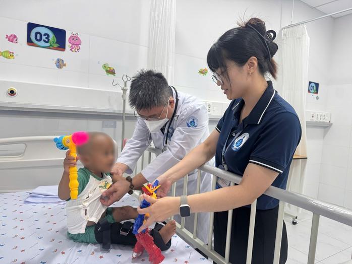 Bé trai 2 tuổi bị mẹ và người tình bạo hành được xuất viện- Ảnh 2.