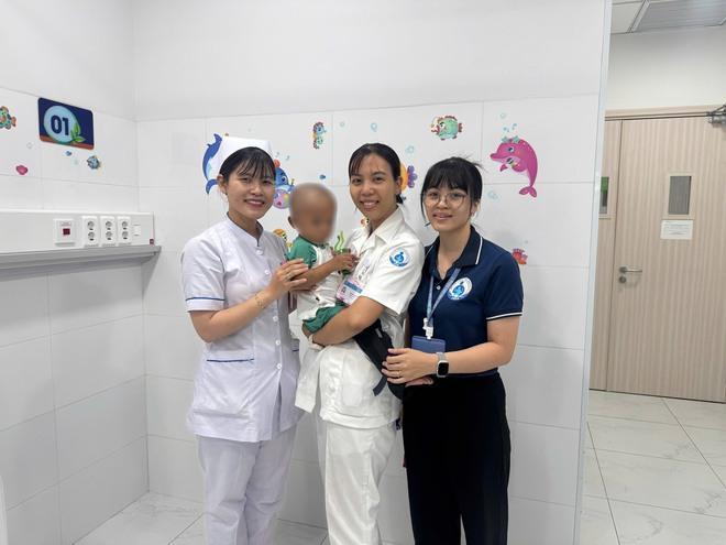 Bé trai 2 tuổi bị mẹ và người tình bạo hành được xuất viện- Ảnh 4.