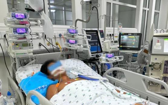 Nam sinh sốc nhiệt nguy kịch sau chơi bóng dưới nắng - Ảnh 1.