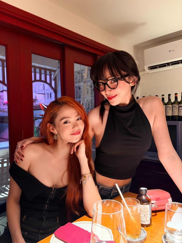 Mang hết camera thường ra vẫn không dìm nổi 2 mỹ nhân này, cứ sáp vào là không ai làm lại- Ảnh 2.